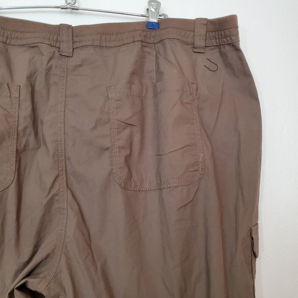 Women's Plus Size Bemuda Shorts 24W Set of 2 White A3 & Green St Johns Bay - Picture 7 of 14